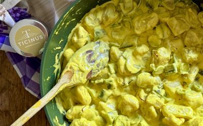 Ñoquis de azafrán con calabacines y tirabeques